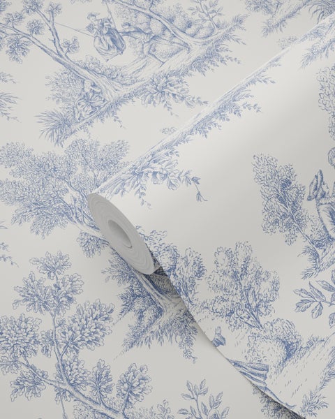 Vliestapete mit Toile-de-Jouy-Muster, Waldszenen und Figuren im klassischen Stil.