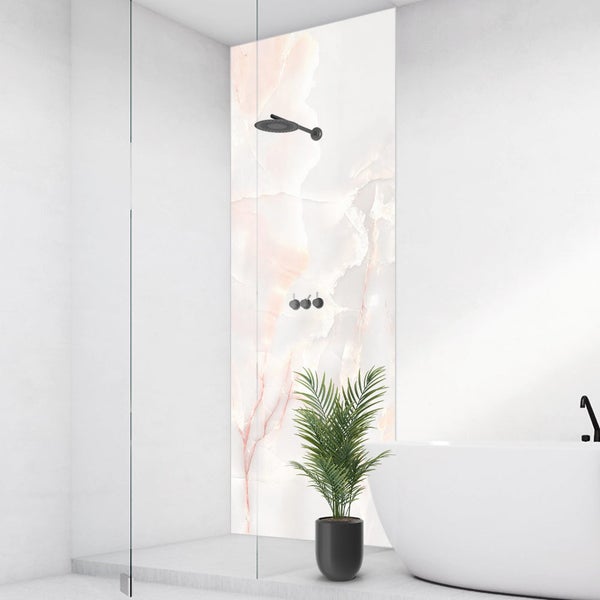 Duschrückwand in Marmor-Optik mit rosa Aderung in einem modernen hellen Badezimmer neben einer Badewanne und Glasabtrennung.