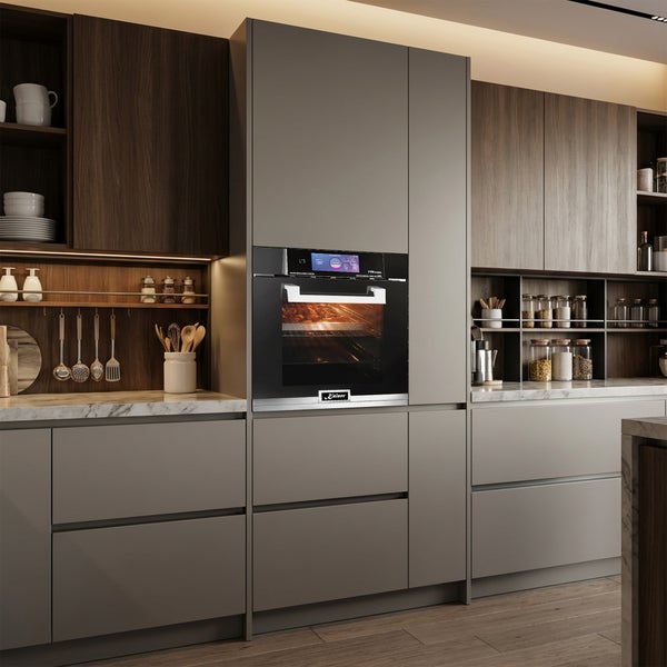 Einbau Backofen in einer modernen Küche mit Holzschränken und Arbeitsplatte aus Marmoroptik