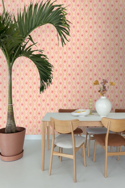 Esszimmer mit Esstisch, Stühlen und dekorativer Tapete mit Sonnen- und Mondmotiven