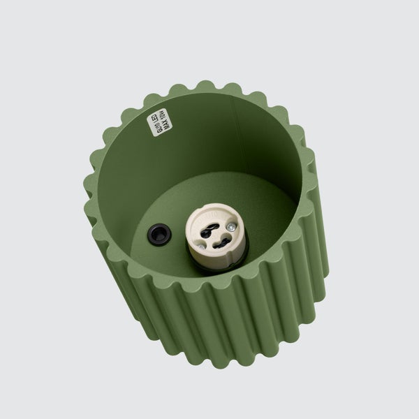 Geriffelte grüne Aufbauleuchte mit GU10-Fassung für LED-Lampen bis maximal 10 Watt.