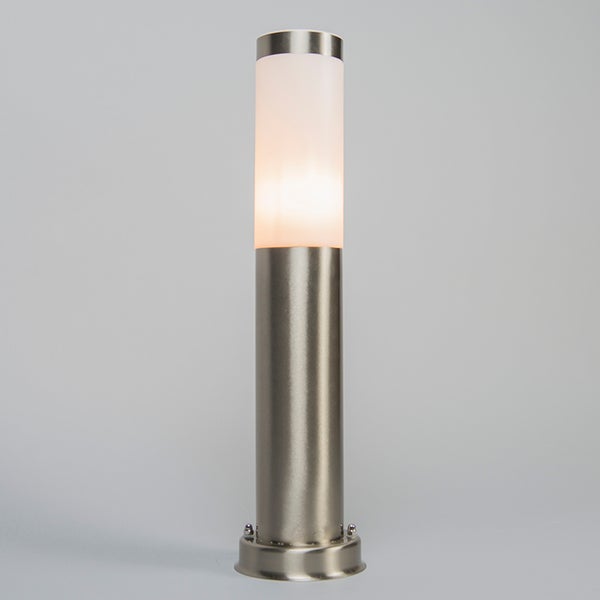 Zylindrische Wegeleuchte aus Edelstahl mit weißem Kunststoffdiffusor, beleuchtet.