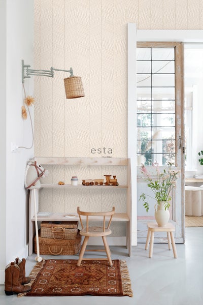 Kinderzimmer mit Tapete mit Chevron-Muster, Regal, Spielzeug und dekorativen Elementen für eine gemütliche Atmosphäre.