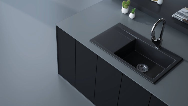 Moderne Küche mit schwarzer Spüle, Armatur und Accessoires auf der Arbeitsfläche