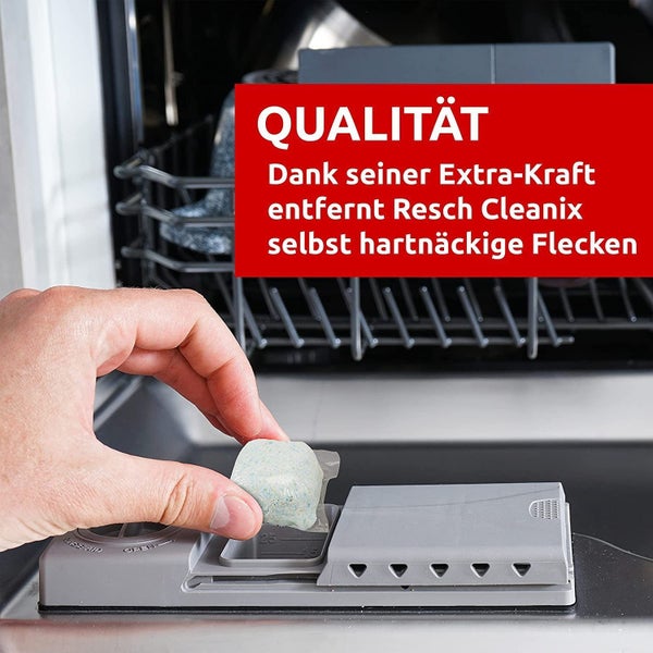 Eine Person legt einen Spülmaschinentab in die Dosierkammer des Geschirrspülers.