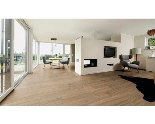 Helles Wohnzimmer mit Holzboden, großem Fenster und modernem Design