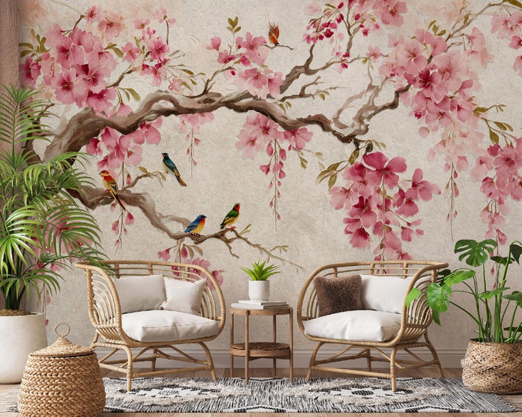 Dekoratives Wohnzimmer mit floraler Wandtapete, Korbsesseln und Zimmerpflanzen für eine gemütliche Atmosphäre.