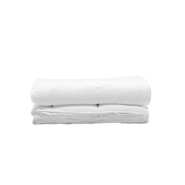 Zusammengelegte weiße Steppdecke für das Bett.