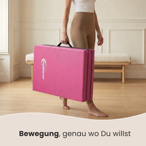 Eine Frau trägt eine faltbare Gymnastikmatte mit Griff
