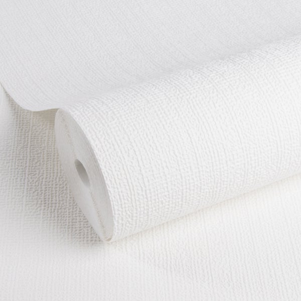 Nahaufnahme eines Tisches mit einem Getränk und Stühlen vor einer strukturierten Tapete.