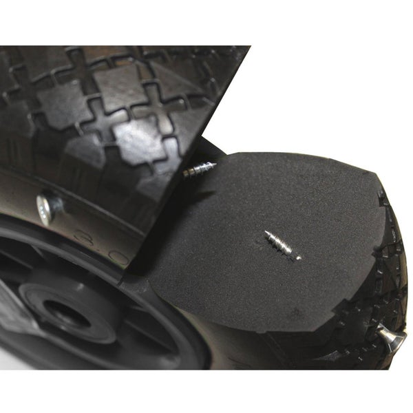 Detailansicht eines Reifens mit Spikes für verbesserte Traktion