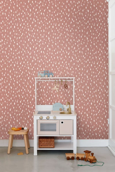 Kinderzimmer mit Tapete mit Punktmuster und Spielküche
