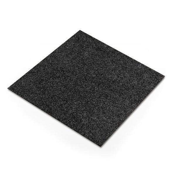 Stapel verschiedenfarbiger Teppichfliesen