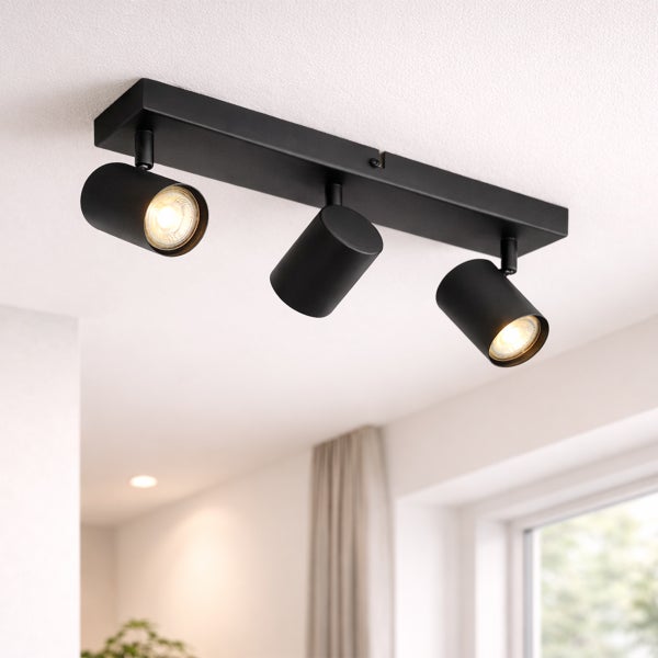 Schwarze Deckenleuchte mit drei Strahlern im Innenraum