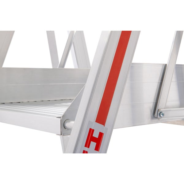 Detailansicht einer Aluminium Arbeitsbühne mit Trittfläche