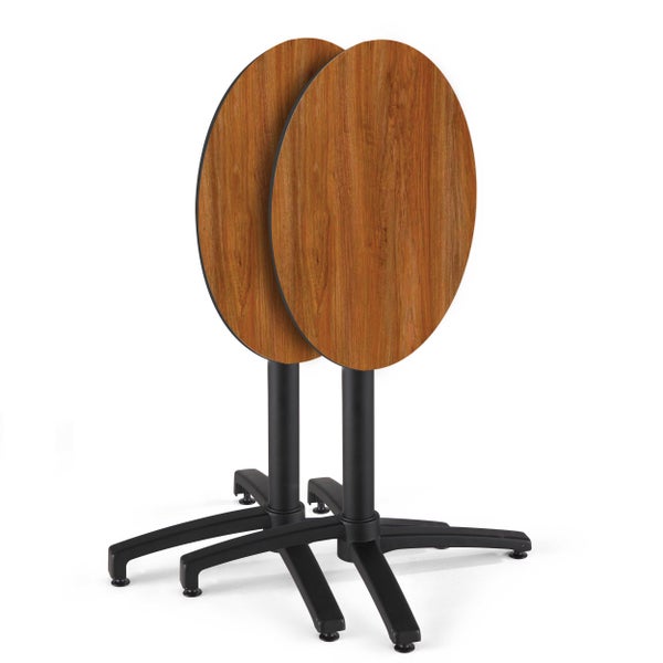 Zwei klappbare Bistrotische mit runder Tischplatte in Holzoptik und schwarzem Metallgestell.