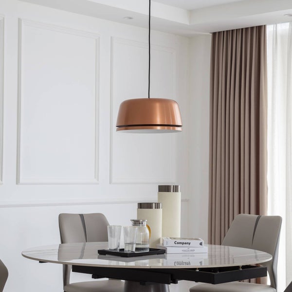 Schwarze Outdoor-Küche von Goriller mit Gasgrill, Kühlschrank mit blauer Beleuchtung, Schubladen, Schrankmodulen und Goriller Logo.