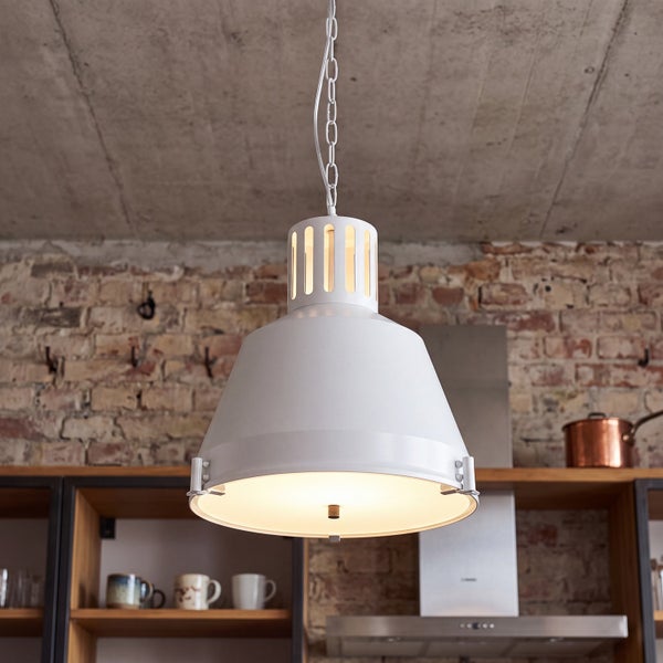 Weiße Pendelleuchte im Industrie-Design in einer modernen Küche mit rustikaler Backsteinwand, Betondecke und offenen Holzregalen.