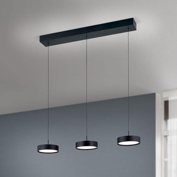 Moderne dreiflammige LED Pendelleuchte mit runden flachen Leuchtköpfen an einer rechteckigen Deckenleiste für Wohnräume