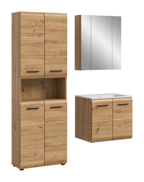 Badezimmermöbel-Set in Eiche-Optik mit Hochschrank, Spiegelschrank und Waschtischunterschrank inklusive weißem Waschbecken und schwarzen Griffen.