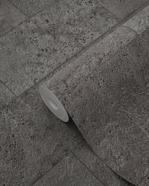 Eine Rolle graue Tapete mit Steinmuster.
