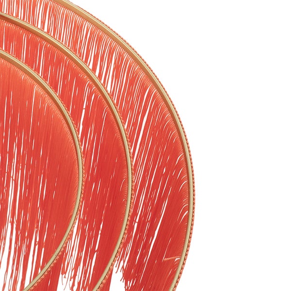 Detailaufnahme einer Hängelampe mit Textilfäden