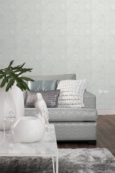 Wohnzimmer mit gemusterter Tapete, Sofa und Dekorationsgegenständen für ein stilvolles Ambiente.