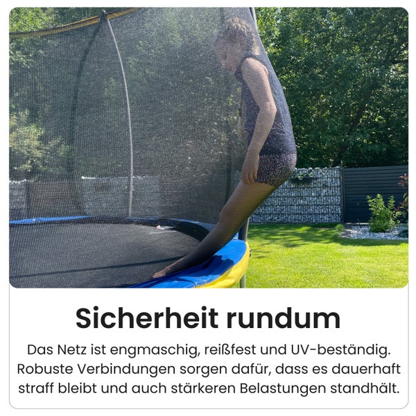 Mädchen auf einem Gartentrampolin mit Sicherheitsnetz
