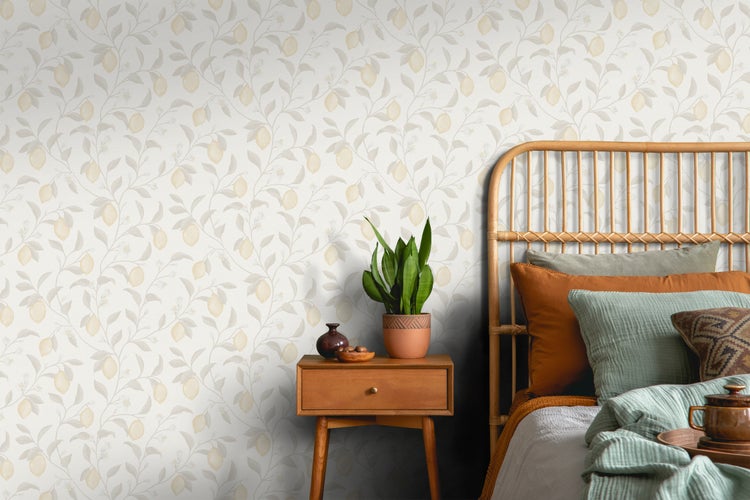 Schlafzimmer mit Bett, Nachttisch und Zitrone-Tapete