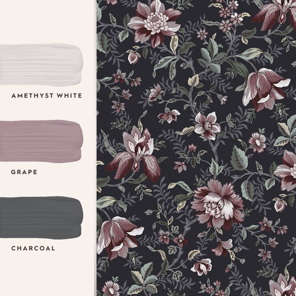 Tapete mit florale Blumenmuster und Farbpalettenbeispielen in Amethystweiß, Traube und Anthrazit.