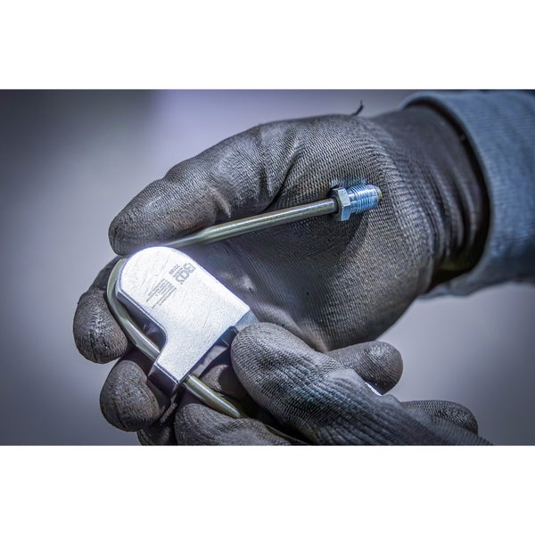 Eine Hand mit Handschuh hält ein Bremsleitungs-Bördelgerät von BGS technic.