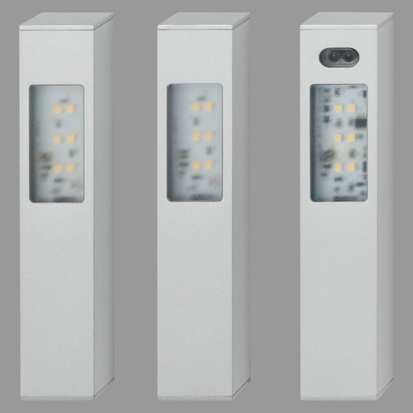 Drei rechteckige LED-Wegeleuchten aus Metall in Silber, eine Ausführung mit integriertem Bewegungsmelder.