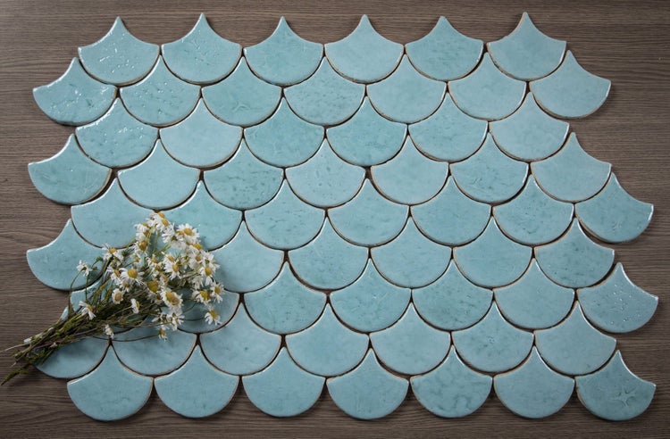 Muster aus Fischschuppenfliesen mit Blumenstrauß