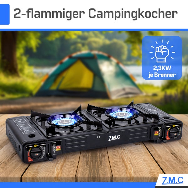 Tragbarer 2-flammiger Gaskocher von Z.M.C. mit 2,3 Kilowatt Leistung pro Brenner auf einem Holztisch vor einem Zelt im Freien. Z.M.C. Logo.