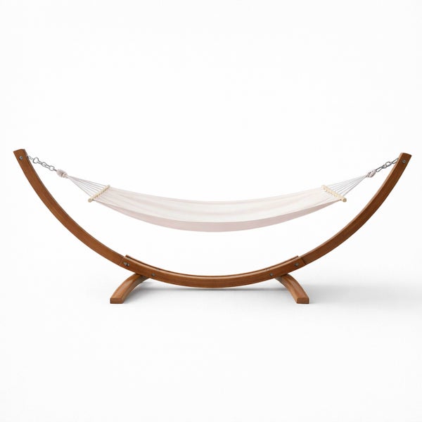 Hängematte mit Gestell aus Holz, weißes Tuch mit Spreizstab und Kettenaufhängung.