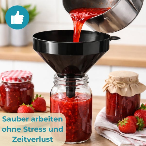 Szene mit Trichter zum Abfüllen von Marmelade in Gläser