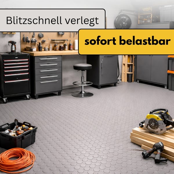 Grauer PVC-Werkstattboden mit Noppenstruktur, Werkzeugschränken und Werkbank. Schnell verlegt und sofort belastbar.