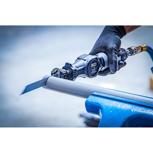 Druckluftsäge im Einsatz zum Sägen eines Werkstücks, das in einem Schraubstock eingespannt ist