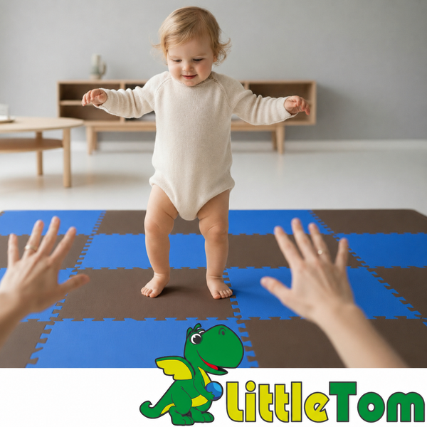 Ein Kleinkind macht seine ersten Schritte auf einer Puzzlematte mit ineinandergreifenden Elementen. Little Tom Logo im Vordergrund.