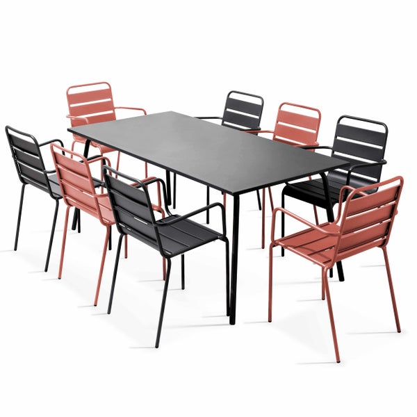 Garten-Essgruppe mit einem rechteckigen Metalltisch und acht Stapelstühlen mit Lamellen in Schwarz und Terrakotta.