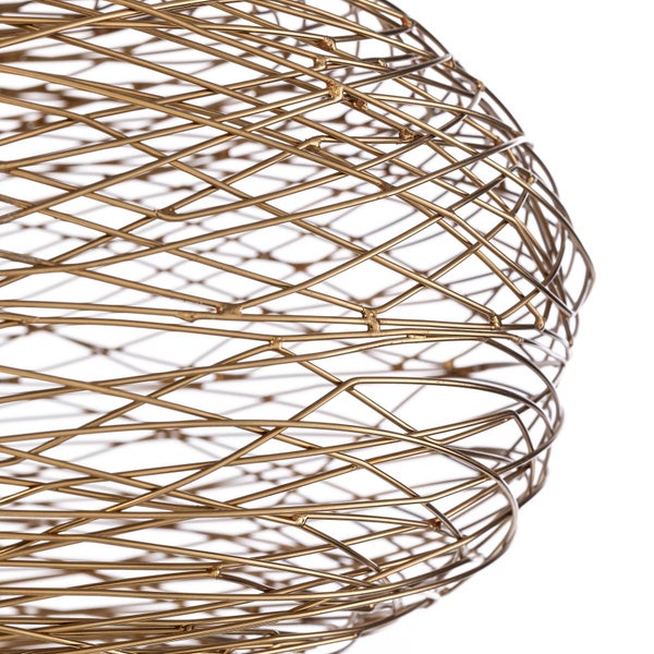 Detailaufnahme eines dekorativen goldfarbenen Metallgeflechts mit kreuzförmigem Muster.