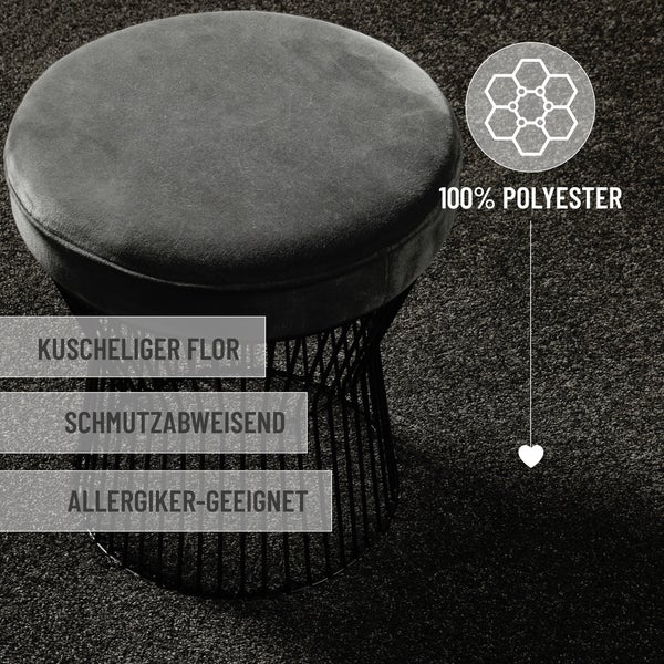 Hocker mit Polstersitz aus 100 Prozent Polyester, schmutzabweisend, allergikergeeignet, kuscheliger Flor auf Teppichboden.