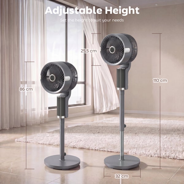 Höhenverstellbarer Standventilator in einem hellen Raum, Maße 86 Zentimeter und 110 Zentimeter Höhe sowie 32 Zentimeter Fußbreite.