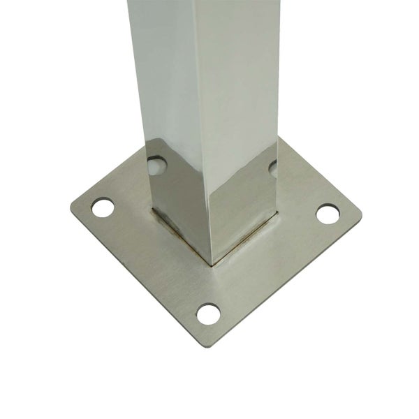 Quadratischer Metallpfosten mit einer quadratischen Bodenplatte und vier Befestigungslöchern.
