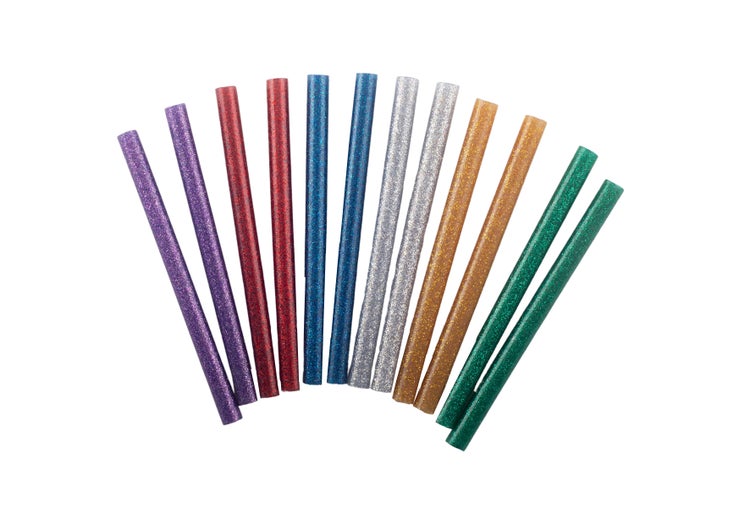 Set mit zwölf bunt gemischten Heißklebesticks mit Glitzereffekt für Heißklebepistolen.