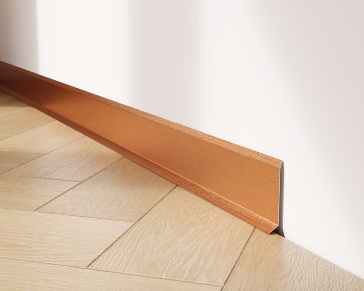 Sockelleiste aus Holz an Wand und Boden