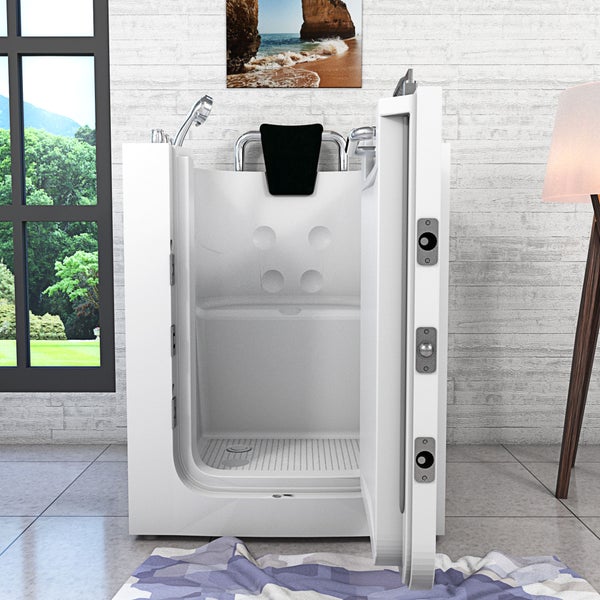 Begehbare Badewanne mit offener Tür in einem Badezimmer