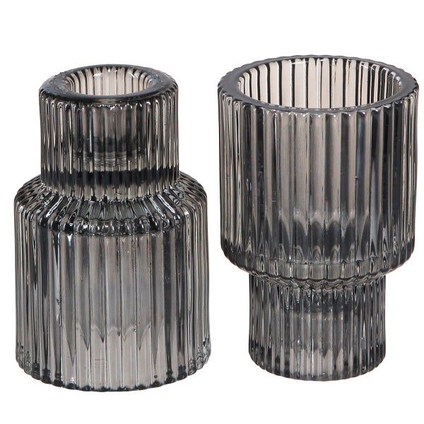 Zwei graue geriffelte Kerzenhalter aus Glas in verschiedenen Formen.