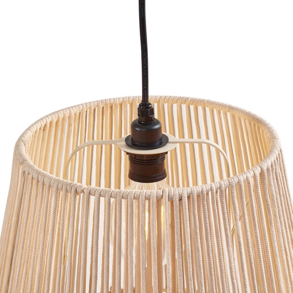 Nahaufnahme einer Pendelleuchte mit einem Lampenschirm aus geflochtenen Schnüren, inklusive Fassung und schwarzem Kabel.