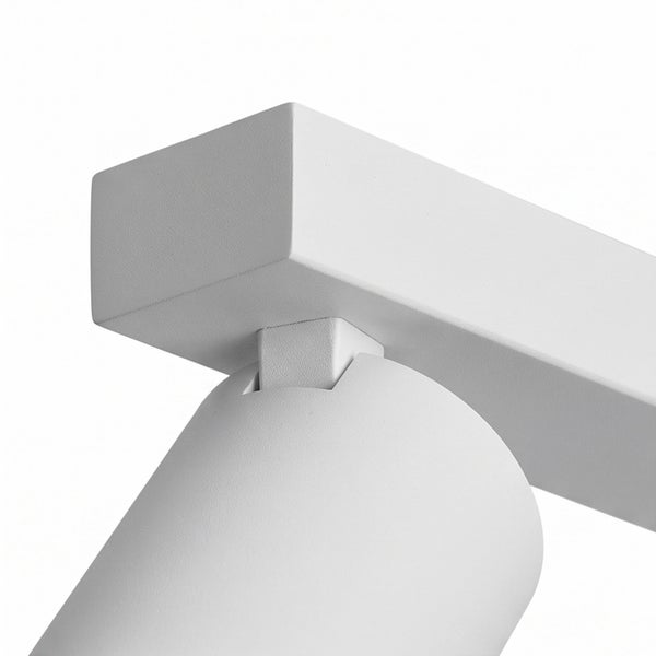 Detailansicht eines schwenkbaren Deckenspots aus Metall zur direkten Beleuchtung.